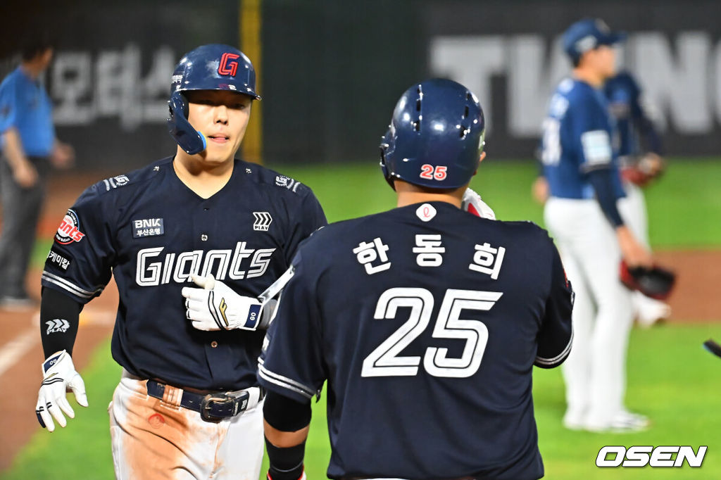 15일 부산 사직야구장에서 2026 신한 SOL KBO 리그 롯데 자이언츠와 NC 다이노스의 경기가 열렸다. 홈팀 롯데는 박세웅이, 방문팀 NC는 원종해가 선발 출전했다.롯데 자이언츠 고승민이 7회말 무사 1,2루 우월 역전 3점 홈런을 치고 하이파이브를 하고 있다. 2026.08.15 / foto0307@osen.co.kr