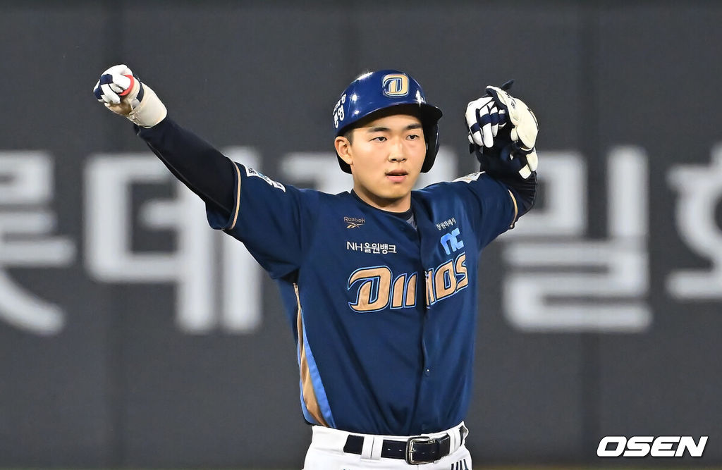 15일 부산 사직야구장에서 2026 신한 SOL KBO 리그 롯데 자이언츠와 NC 다이노스의 경기가 열렸다. 홈팀 롯데는 박세웅이, 방문팀 NC는 원종해가 선발 출전했다.NC 다이노스 김휘집이 8회초 무사 1루 좌익수 왼쪽 뒤 1타점 2루타를 치고 세리머니를 하고 있다. 2026.08.15 / foto0307@osen.co.kr