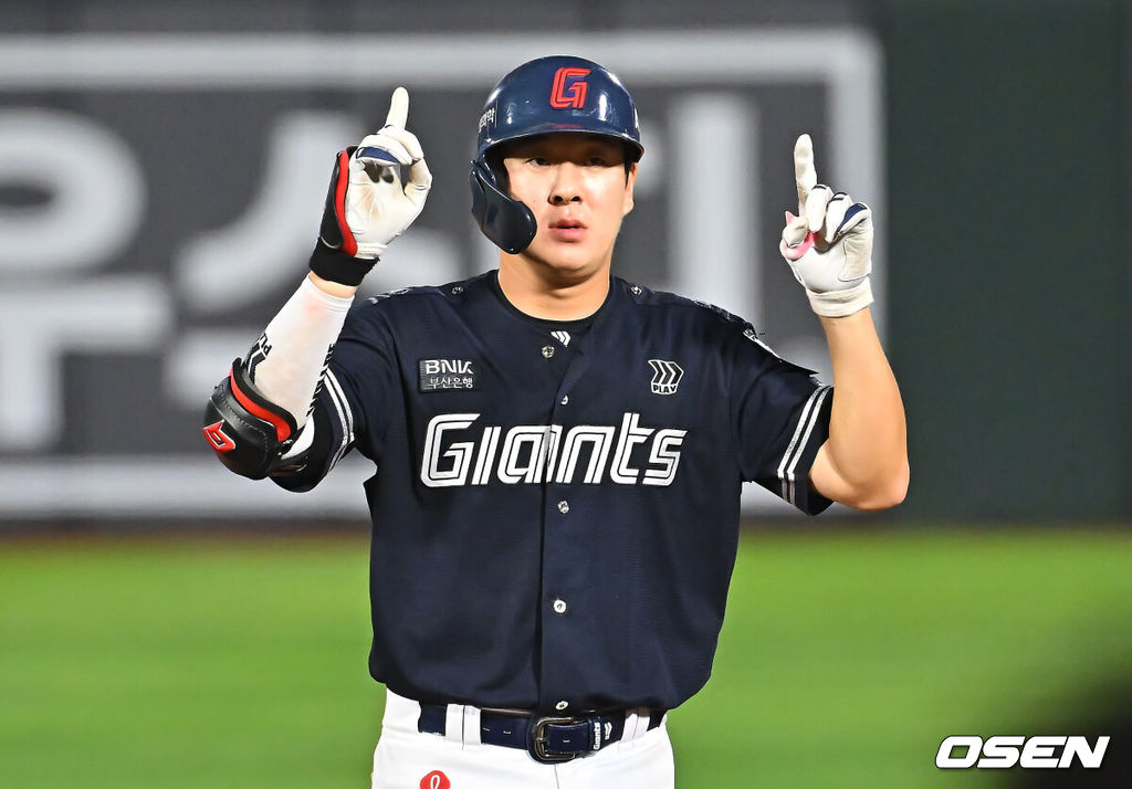 15일 부산 사직야구장에서 2026 신한 SOL KBO 리그 롯데 자이언츠와 NC 다이노스의 경기가 열렸다. 홈팀 롯데는 박세웅이, 방문팀 NC는 원종해가 선발 출전했다.롯데 자이언츠 나승엽이 8회말 1사 2루 좌익수 오른쪽 1타점 안타를 치고 세리머니를 하고 있다. 2026.08.15 / foto0307@osen.co.kr