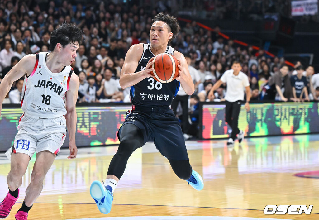 6일 오후 경기도 고양 소노 아레나에서 ’2027 FIBA 농구월드컵’ 아시아지역 윈도우 B조 6차전 대한민국과 일본의 경기가 열렸다.니콜라스 마줄스 감독이 이끄는 한국 남자농구대표팀(2승3패)은 일본(4승1패)을 반드시 잡아야 한다. 일본을 못 이기면 한국은 탈락이다.3쿼터 다니엘이 트레블링 파울을 하고 있다.       2026.07.06 / soul1014@osen.co.kr