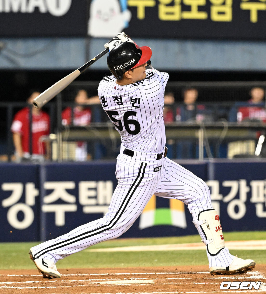 15일 서울 잠실야구장에서 2026 신한 SOL KBO리그 LG 트윈스와 SSG 랜더스의 경기가 열렸다.이날 LG는 박시원, SSG 김건우를 선발로 내세웠다.6회말 LG 문정빈이 중월 솔로 홈런을 치고 있다. 2026.08.15 /sunday@osen.co.kr