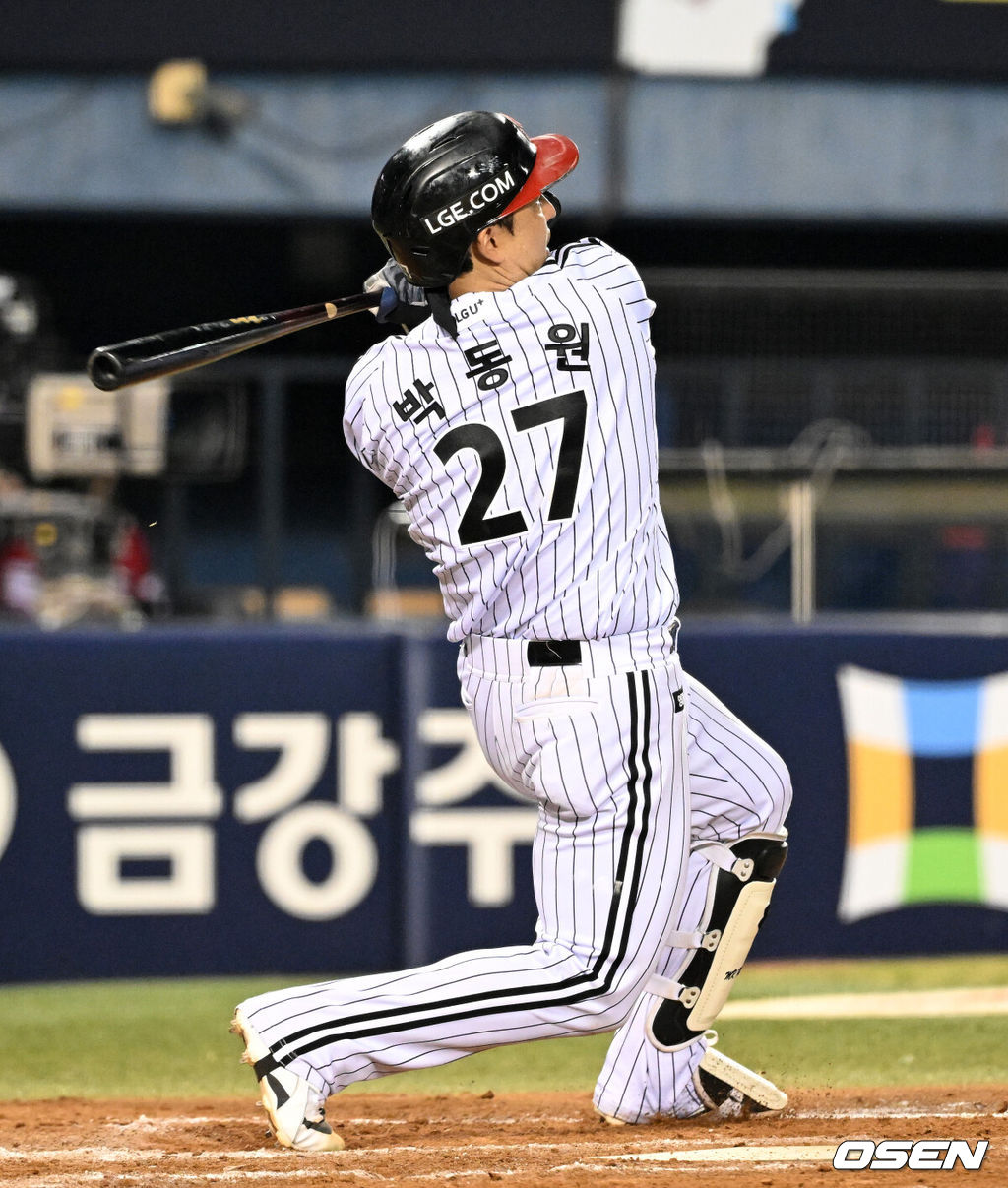 15일 서울 잠실야구장에서 2026 신한 SOL KBO리그 LG 트윈스와 SSG 랜더스의 경기가 열렸다.이날 LG는 박시원, SSG 김건우를 선발로 내세웠다.8회말 2사에서 LG 박동원이 좌월 투런 홈런을 치고 있다. 2026.08.15 /sunday@osen.co.kr