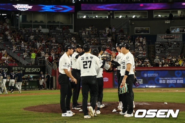 KIA 선수들이 승리를 자축하고 있다./KIA 타이거즈 제공