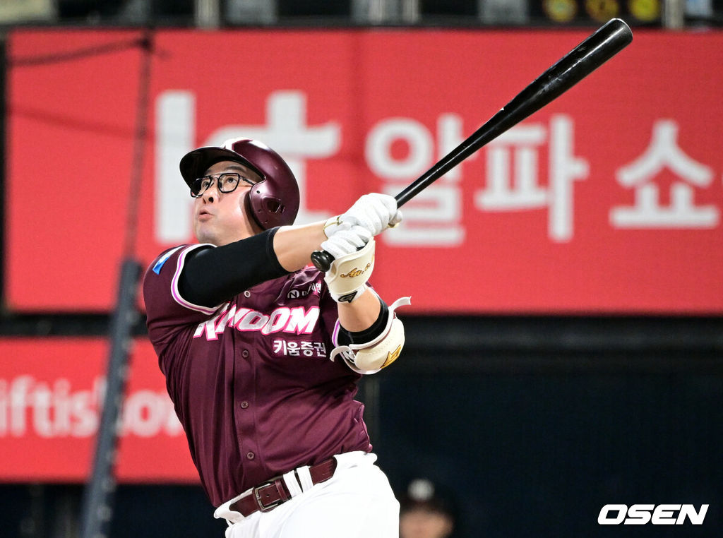 15일 수원 KT위즈파크에서 ‘2026 신한 SOL Bank KBO리그’ KT 위즈와 키움 히어로즈의 경기가 열렸다.홈팀 KT는 오원석, 방문팀 키움은 하영민을 선발로 내세웠다.8회초 키움 선두타자 안치홍이 솔로 홈런을 날리고 있다. 2026.08.15 /cej@osen.co.kr