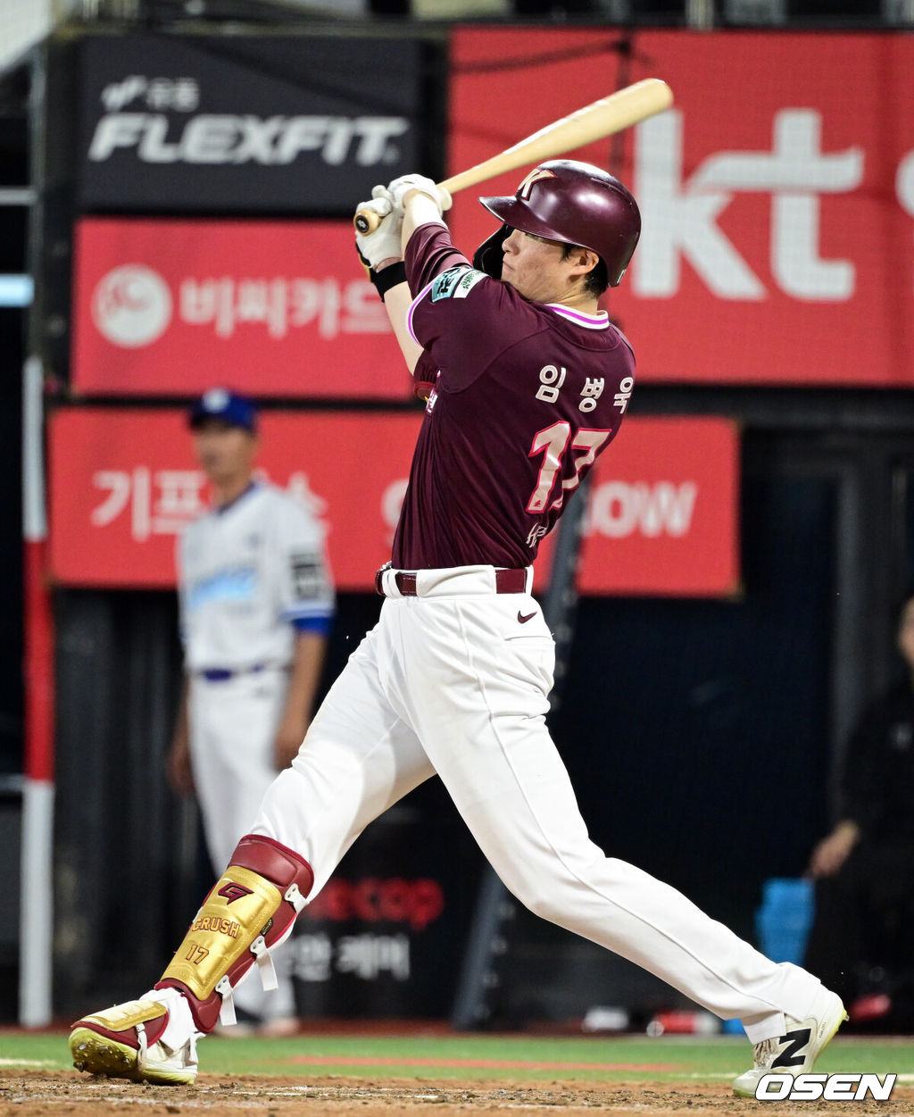 15일 수원 KT위즈파크에서 ‘2026 신한 SOL Bank KBO리그’ KT 위즈와 키움 히어로즈의 경기가 열렸다.홈팀 KT는 오원석, 방문팀 키움은 하영민을 선발로 내세웠다.5회초 1사에서 키움 임병욱이 우월 솔로 홈런을 날리고 있다. 2026.08.15 /cej@osen.co.kr