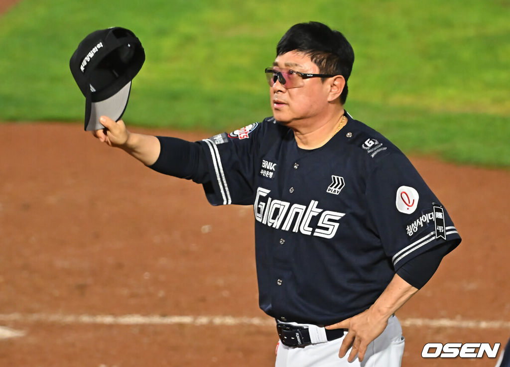 15일 부산 사직야구장에서 2026 신한 SOL KBO 리그 롯데 자이언츠와 NC 다이노스의 경기가 열렸다. 홈팀 롯데는 박세웅이, 방문팀 NC는 원종해가 선발 출전했다.롯데 자이언츠 김태형 감독이 NC 다이노스에 8-5로 승리한 후 팬들에게 인사를 하고 있다. 2026.08.15 / foto0307@osen.co.kr