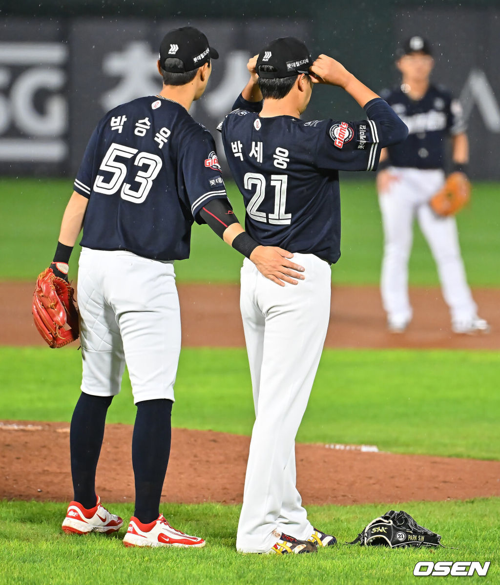 15일 부산 사직야구장에서 2026 신한 SOL KBO 리그 롯데 자이언츠와 NC 다이노스의 경기가 열렸다. 홈팀 롯데는 박세웅이, 방문팀 NC는 원종해가 선발 출전했다.롯데 자이언츠 박승욱이 4회초 송구 실책으로 한태양과 교체한 후 박세웅을 위로하고 있다. 2026.08.15 / foto0307@osen.co.kr