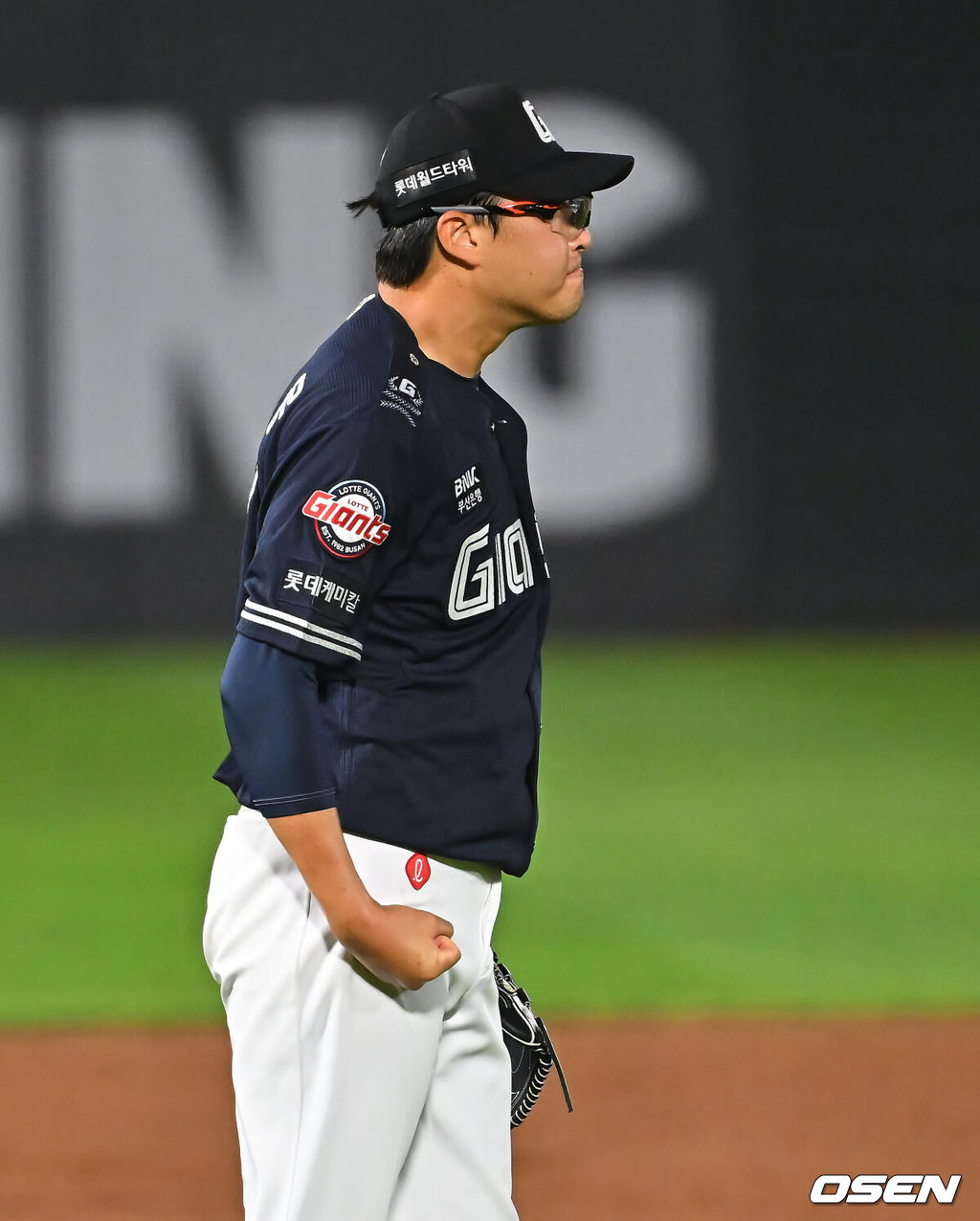 15일 부산 사직야구장에서 2026 신한 SOL KBO 리그 롯데 자이언츠와 NC 다이노스의 경기가 열렸다. 홈팀 롯데는 박세웅이, 방문팀 NC는 원종해가 선발 출전했다.롯데 자이언츠 박세웅이 7회초 2사 1,3루 NC 다이노스 김주원에게 우익수 오른쪽 1타점 안타를 맞고 아쉬워하고 있다. 2026.08.15 / foto0307@osen.co.kr