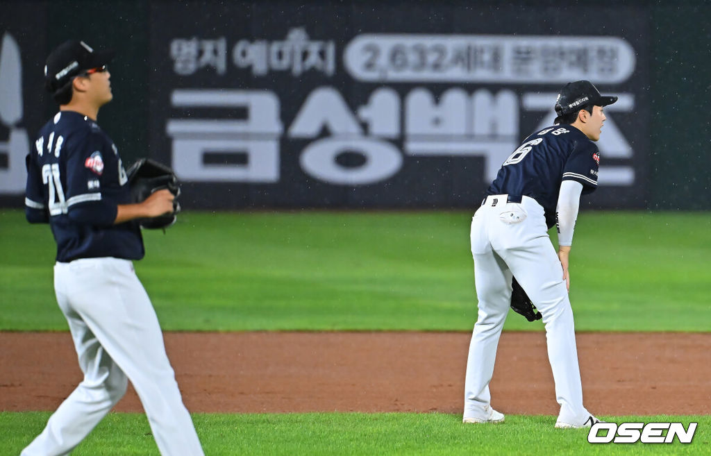 15일 부산 사직야구장에서 2026 신한 SOL KBO 리그 롯데 자이언츠와 NC 다이노스의 경기가 열렸다. 홈팀 롯데는 박세웅이, 방문팀 NC는 원종해가 선발 출전했다.롯데 자이언츠 한태양이 4회초 1사 1루 NC 다이노스 박건우의 3루 땅볼때 2루 송구 실책을 한 후 아쉬워하고 있다. 2026.08.15 / foto0307@osen.co.kr