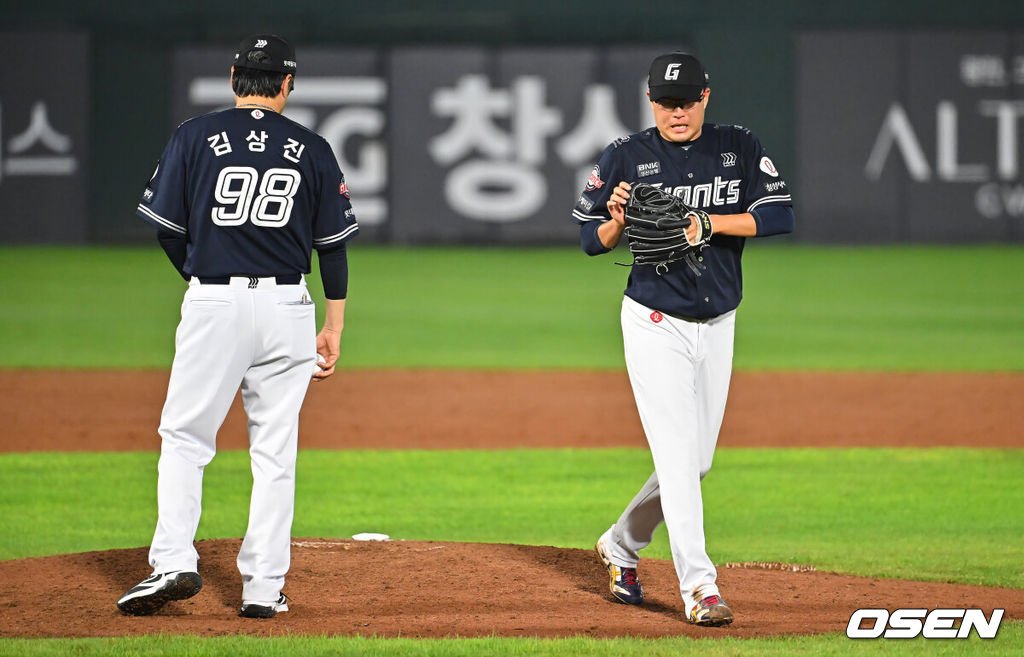 15일 부산 사직야구장에서 2026 신한 SOL KBO 리그 롯데 자이언츠와 NC 다이노스의 경기가 열렸다. 홈팀 롯데는 박세웅이, 방문팀 NC는 원종해가 선발 출전했다.롯데 자이언츠 선발 투수 박세웅이 7회초 2사 1,3루 NC 다이노스 김주원에게 1실점 안타를 내주고 교체되고 있다. 2026.08.15 / foto0307@osen.co.kr