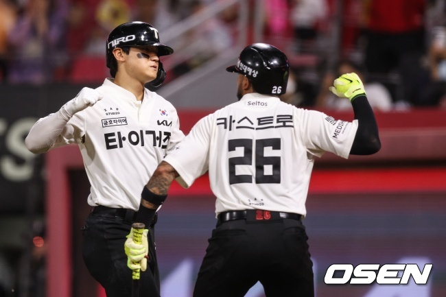 KIA 김도영이 홈런을 치고 카스트로의 축하를 받고 있다. /OSEN DB