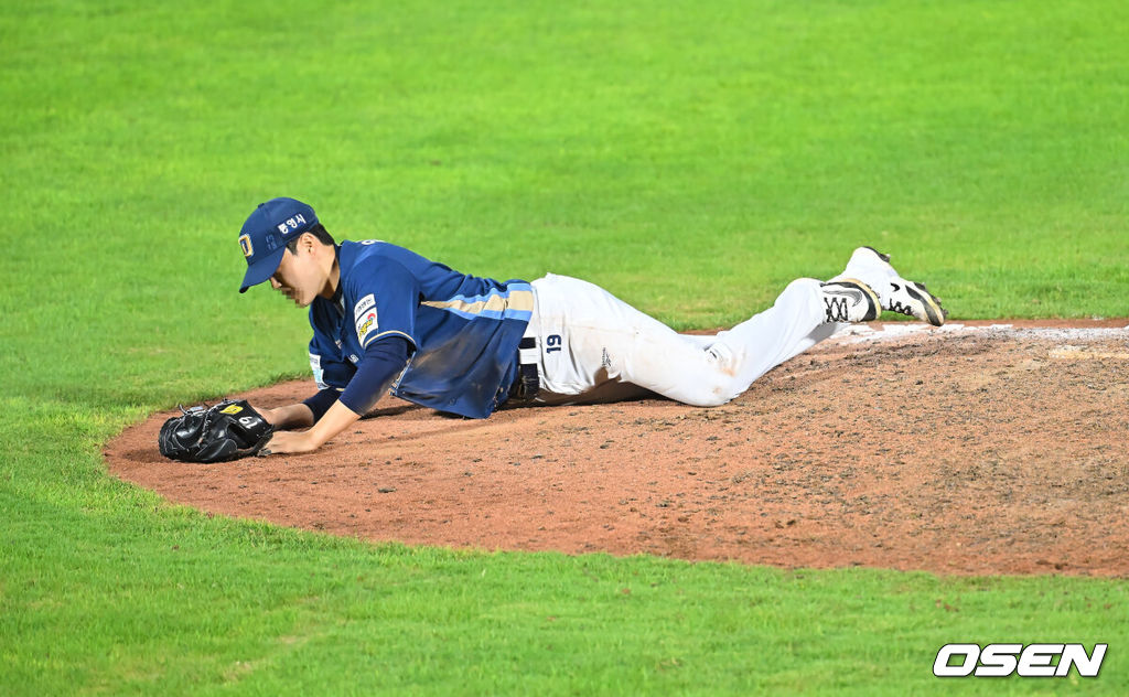 14일 부산 사직야구장에서 2026 신한 SOL KBO 리그 롯데 자이언츠와 NC 다이노스의 경기가 열렸다. 홈팀 롯데는 김진욱이, 방문팀 NC는 토다가 선발 출전했다.NC 다이노스 임지민이 9회말 2사 1루 롯데 자이언츠 레이예스의 타구에 맞고 마운드에 쓰러져 있다. 2026.08.14 / foto0307@osen.co.kr