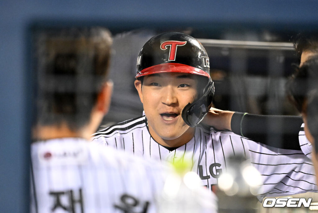15일 서울 잠실야구장에서 2026 신한 SOL KBO리그 LG 트윈스와 SSG 랜더스의 경기가 열렸다.이날 LG는 박시원, SSG 김건우를 선발로 내세웠다.6회말 LG 문정빈이 중월 솔로 홈런을 치고 환호하고 있다. 2026.08.15 /sunday@osen.co.kr