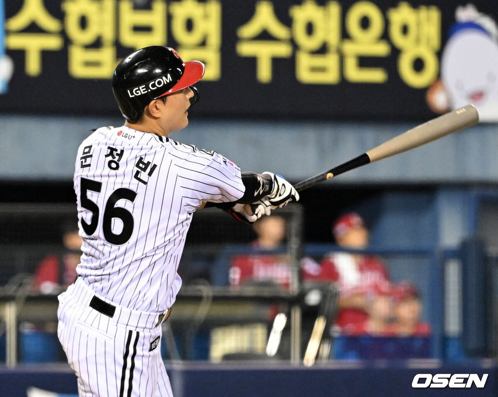 15일 서울 잠실야구장에서 2026 신한 SOL KBO리그 LG 트윈스와 SSG 랜더스의 경기가 열렸다.이날 LG는 박시원, SSG 김건우를 선발로 내세웠다.6회말 LG 문정빈이 중월 솔로 홈런을 치고 있다. 2026.08.15 /sunday@osen.co.kr