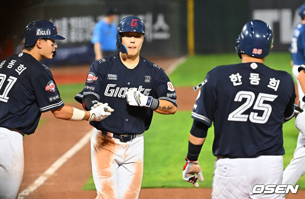 15일 부산 사직야구장에서 2026 신한 SOL KBO 리그 롯데 자이언츠와 NC 다이노스의 경기가 열렸다. 홈팀 롯데는 박세웅이, 방문팀 NC는 원종해가 선발 출전했다.롯데 자이언츠 고승민이 7회말 무사 1,2루 우월 역전 3점 홈런을 치고 하이파이브를 하고 있다. 2026.08.15 / foto0307@osen.co.kr