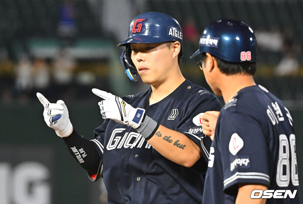 14일 부산 사직야구장에서 2026 신한 SOL KBO 리그 롯데 자이언츠와 NC 다이노스의 경기가 열렸다. 홈팀 롯데는 김진욱이, 방문팀 NC는 토다가 선발 출전했다.롯데 자이언츠 고승민이 9회말 2사 1,3루 중견수 앞 1타점 안타를 치고 세리머니를 하고 있다. 2026.08.14 / foto0307@osen.co.kr