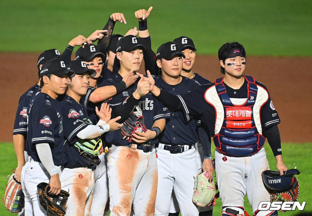 15일 부산 사직야구장에서 2026 신한 SOL KBO 리그 롯데 자이언츠와 NC 다이노스의 경기가 열렸다. 홈팀 롯데는 박세웅이, 방문팀 NC는 원종해가 선발 출전했다.롯데 자이언츠 선수들이 NC 다이노스에 8-5로 승리한 후 역전 3점 홈런을 친 고승민과 함께 기념촬영을 하고 있다. 2026.08.15 / foto0307@osen.co.kr