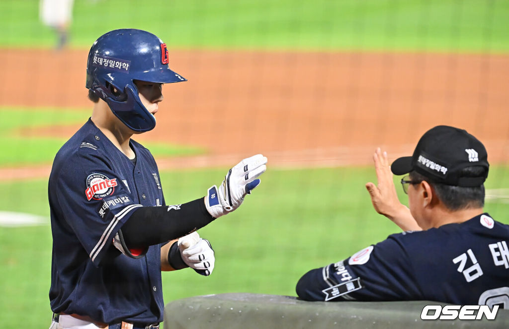 15일 부산 사직야구장에서 2026 신한 SOL KBO 리그 롯데 자이언츠와 NC 다이노스의 경기가 열렸다. 홈팀 롯데는 박세웅이, 방문팀 NC는 원종해가 선발 출전했다.롯데 자이언츠 고승민이 7회말 무사 1,2루 우월 역전 3점 홈런을 치고 김태형 감독과 하이파이브를 하고 있다. 2026.08.15 / foto0307@osen.co.kr