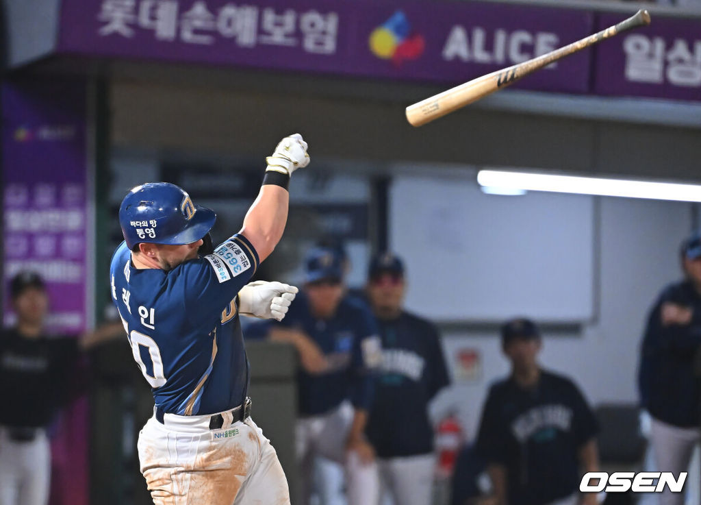 14일 부산 사직야구장에서 2026 신한 SOL KBO 리그 롯데 자이언츠와 NC 다이노스의 경기가 열렸다. 홈팀 롯데는 김진욱이, 방문팀 NC는 토다가 선발 출전했다.NC 다이노스 블레인이 4회초 타격을 하다 배트를 놓치고 있다. 2026.08.14 / foto0307@osen.co.kr