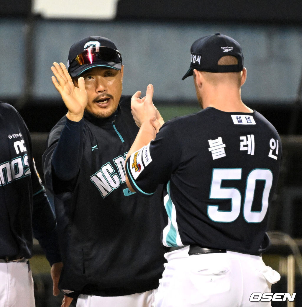 NC는 23일 서울 잠실구장에서 열린 2026 KBO리그 LG와 경기에서 7-5로 승리했다.LG는 7연패 수렁에 빠졌다. 경기 종료 후 NC 이호준 감독이 블레인과 승리의 기쁨을 나누고 있다. 2026.07.23 /sunday@osen.co.kr