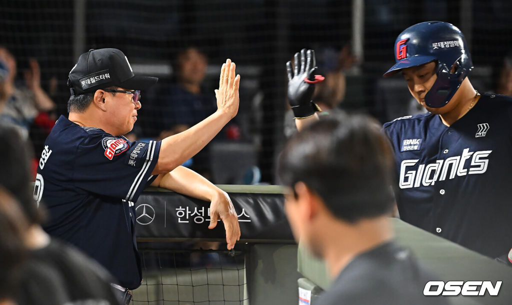 14일 부산 사직야구장에서 2026 신한 SOL KBO 리그 롯데 자이언츠와 NC 다이노스의 경기가 열렸다. 홈팀 롯데는 김진욱이, 방문팀 NC는 토다가 선발 출전했다.롯데 자이언츠 한동희가 8회말 2사 좌월 동점 솔로 홈런을 치고 김태형 감독과 하이파이브를 하고 있다. 2026.08.14 / foto0307@osen.co.kr