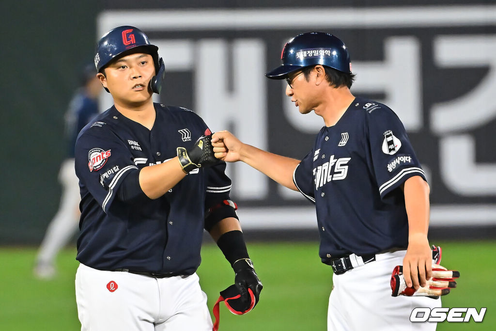 15일 부산 사직야구장에서 2026 신한 SOL KBO 리그 롯데 자이언츠와 NC 다이노스의 경기가 열렸다. 홈팀 롯데는 박세웅이, 방문팀 NC는 원종해가 선발 출전했다.롯데 자이언츠 한동희가 8회말 2사 1루 좌중간 2루타를 치고 하이파이브를 하고 있다. 2026.08.15 / foto0307@osen.co.kr