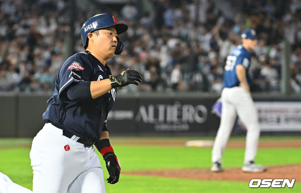 14일 부산 사직야구장에서 2026 신한 SOL KBO 리그 롯데 자이언츠와 NC 다이노스의 경기가 열렸다. 홈팀 롯데는 김진욱이, 방문팀 NC는 토다가 선발 출전했다.롯데 자이언츠 한동희가 8회말 2사 좌월 동점 솔로 홈런을 치고 하이파이브를 하고 있다. 2026.08.14 / foto0307@osen.co.kr