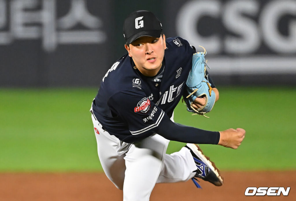 15일 부산 사직야구장에서 2026 신한 SOL KBO 리그 롯데 자이언츠와 NC 다이노스의 경기가 열렸다. 홈팀 롯데는 박세웅이, 방문팀 NC는 원종해가 선발 출전했다.롯데 자이언츠 김원중이 역투하고 있다. 2026.08.15 / foto0307@osen.co.kr