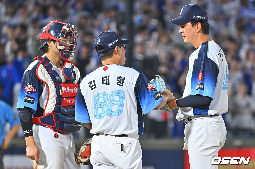 2일 부산 사직야구장에서 2026 신한 SOL KBO 리그 롯데 자이언츠와 삼성 라이온즈의 경기가 열렸다. 홈팀 롯데는 비슬리가, 방문팀 삼성은 보스가 선발 출전했다.롯데 자이언츠 김태형 감독이 9회 마운드에 올라 김원중과 얘기하고 있다. 2026.08.02 / foto0307@osen.co.kr