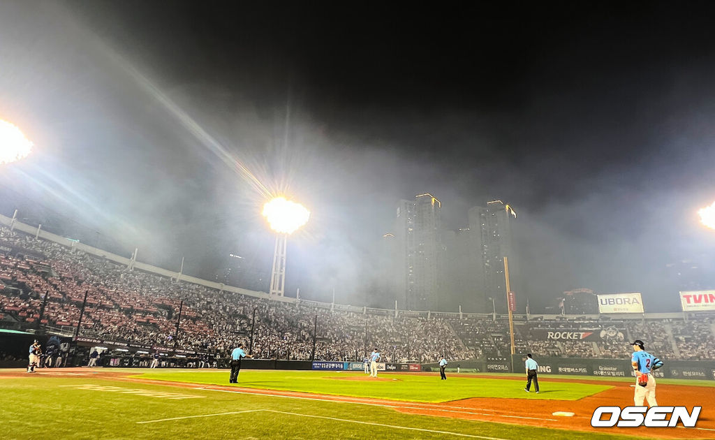 16일 부산 사직야구장에서 2025 신한 SOL 뱅크 KBO 리그 롯데 자이언츠와 삼성 라이온즈의 경기가 열렸다. 홈팀 롯데는 박세웅이, 방문팀 삼성은 최원태가 선발 출전했다.부산아시아드 보조경기장에서 열린 싸이 흠뻑쇼의 불꽃놀이 여파로 사직야구장에 연기가 가득해 경기가 중단되고 있다. 2025.08.16 / foto0307@osen.co.kr