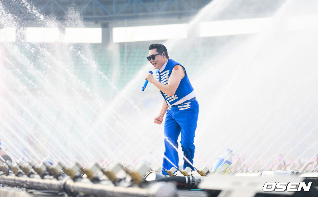 27일 오후 경기도 의정부시 의정부체육관에서 ‘싸이흠뻑쇼 SUMMERSWAG2026(썸머스웨그2026)’(이하 ‘싸이흠뻑쇼2026’)가 진행됐다. ‘싸이흠뻑쇼’는 2011년 시작된 싸이의 여름 대표 브랜드 콘서트로, 관객과 아티스트가 모두 흠뻑 젖은 채로 열기를 즐기는 것이 특징이다. 올해는 의정부종합운동장을 비롯해 총 9개 도시 14회 공연으로 진행된다.싸이가  무대를 펼치고 있다.  2026.06.27 / soul1014@osen.co.kr