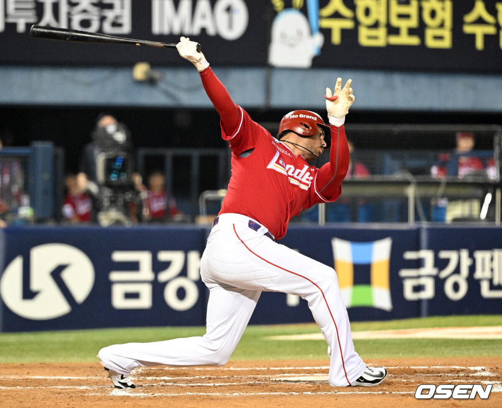 15일 서울 잠실야구장에서 2026 신한 SOL KBO리그 LG 트윈스와 SSG 랜더스의 경기가 열렸다.이날 LG는 박시원, SSG 김건우를 선발로 내세웠다.7회초 2사에서 SSG 마드리스가 삼진으로 물러나고 있다. 2026.08.15 /sunday@osen.co.kr