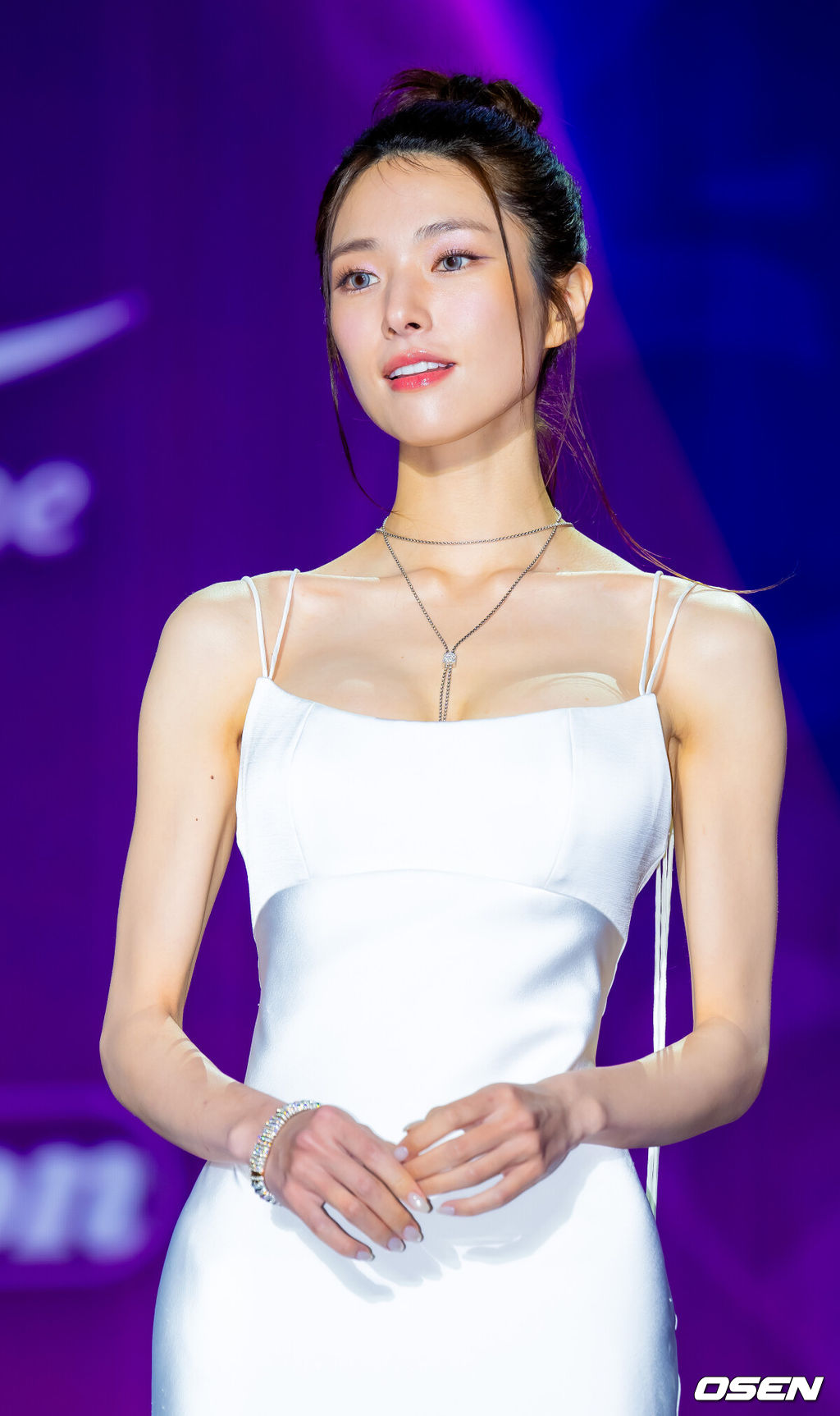 29일 오후 서울 동대문 DDP 아트홀 1관에서 ‘2025 서울콘 에이판 스타 어워즈(2025 SEOULCON APAN STAR AWARDS)’가 열렸다.이 시상식은 지난 2012년 출범 이후 약 11년째 전통을 이어오며 전 세계 K-드라마 팬들과의 교류를 확대하고 산업 전반의 활력을 이끌어왔다. 지난해에 이어 올해도 배우 김승우와 방송인 박선영이 시상식 진행을 맡는다. 배우 하영이 포토타임을 하고 있다. 2025.12.29 / rumi@osen.co.kr