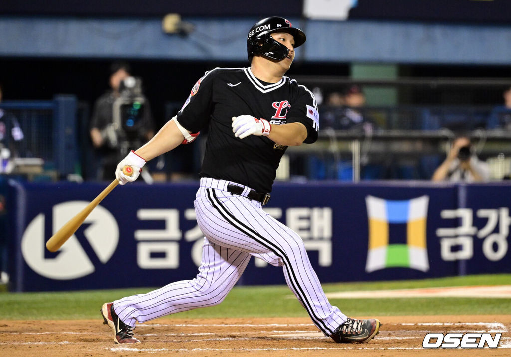 2일 서울 잠실야구장에서 2026 신한 SOL KBO리그 두산 베어스와 LG 트윈스의 경기가 열렸다.이날 두산은 벤자민, LG는 톨허스트를 선발로 내세웠다. 7회초 1사 1루에서 LG 문보경이 땅볼로 물러나고 있다. 2026.08.02 /cej@osen.co.kr