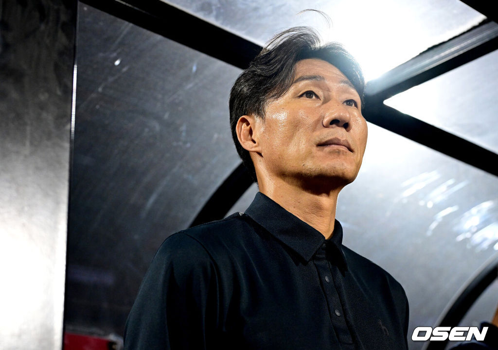 8일 오후 경기도 부천종합운동장에서 ‘하나은행 K리그1 2026’ 22라운드 부천FC1995와 광주FC의 경기가 열렸다.홈팀 부천은 승점 3점을 추가해 상승세를 이어가려 한다. 광주는 긴 무승을 끊고 최하위 탈출의 실마리를 찾아야 한다.경기를 앞두고 부천 이영민 감독이 피치를 주시하고 있다. 2026.08.08 / dreamer@osen.co.kr