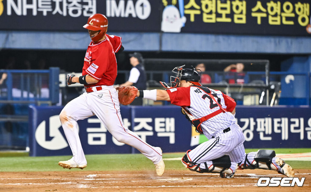 16일 서울 잠실야구장에서 2026 신한 SOL KBO리그 LG 트윈스와 SSG 랜더스의 경기가 열렸다.이날 LG는 카라스코를, SSG는 아빌라를 선발로 내세웠다.5회초 1사 2,3루 SSG 정준재 선취 2타점 적시타때 2루 주자 조형우가 태크 피해 홈을 밟고 있다.      2026.08.16 / soul1014@osen.co.kr