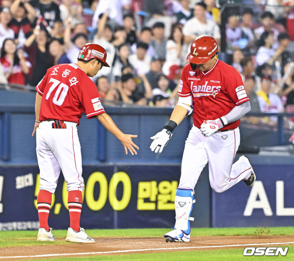 16일 서울 잠실야구장에서 2026 신한 SOL KBO리그 LG 트윈스와 SSG 랜더스의 경기가 열렸다.이날 LG는 카라스코를, SSG는 아빌라를 선발로 내세웠다.6회초 1사 SSG 한유섬이 솔로 홈런을 날리고 베이스를 돌고 있다.     2026.08.16 / soul1014@osen.co.kr