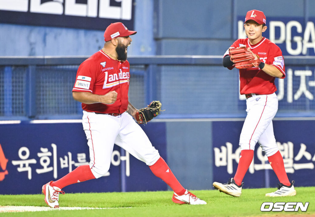 16일 서울 잠실야구장에서 2026 신한 SOL KBO리그 LG 트윈스와 SSG 랜더스의 경기가 열렸다.이날 LG는 카라스코를, SSG는 아빌라를 선발로 내세웠다.6회말 1사 만루 실점 위기를 넘긴 SSG 아빌라가 환호하고 있다.  2026.08.16 / soul1014@osen.co.kr