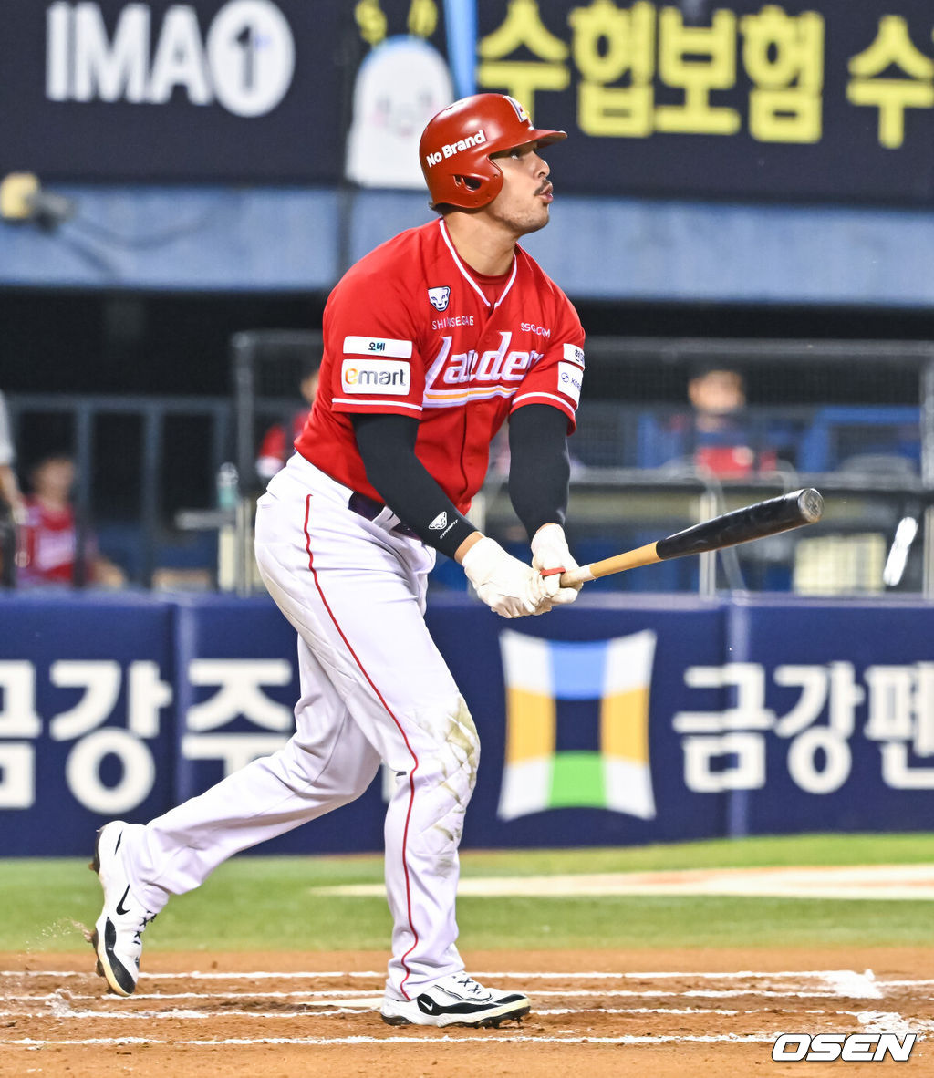 16일 서울 잠실야구장에서 2026 신한 SOL KBO리그 LG 트윈스와 SSG 랜더스의 경기가 열렸다.이날 LG는 카라스코를, SSG는 아빌라를 선발로 내세웠다.6회초 1사 SSG 마드리스가 백투백 홈런을 날리고 있다.   2026.08.16 / soul1014@osen.co.kr