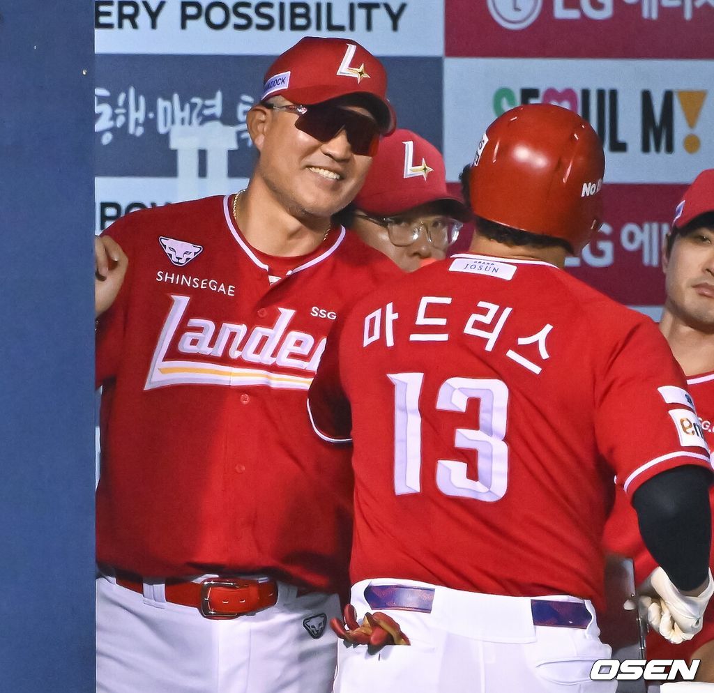 6회초 1사 SSG 마드리스가 백투백 홈런을 날리고 이숭용 감독과 하이파이브를 하고 있다.   2026.08.16 / soul1014@osen.co.kr