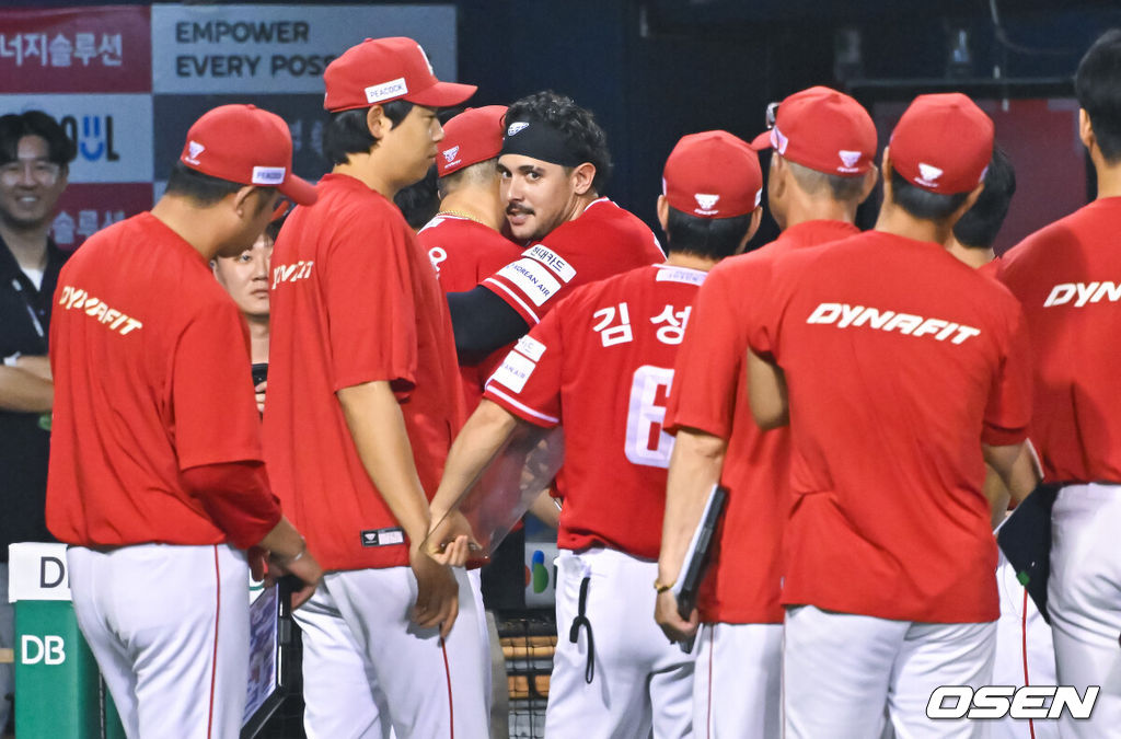 프로야구 SSG 랜더스가 LG 트윈스를 꺾고 4년 만에 위닝시리즈에 성공했다.  SSG는 16일 서울 잠실구장에서 열린 2026 KBO리그 LG와 경기에서 장단 13안타를 터뜨리며 6-0으로 승리했다. SSG는 2022년 7월 26~28일 이후 4년 만에 LG와 3연전에서 위닝을 기록했다.경기종료 후 부상 에레디아의 복귀와 함께 고별전 마친 마드리스가 SSG 동료들과 인사를 나누고 있다.      2026.08.16 / soul1014@osen.co.kr