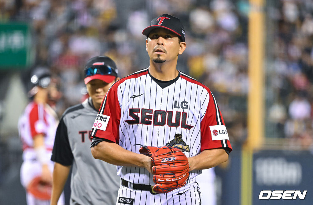 16일 서울 잠실야구장에서 2026 신한 SOL KBO리그 LG 트윈스와 SSG 랜더스의 경기가 열렸다. 이날 LG는 카라스코를, SSG는 아빌라를 선발로 내세웠다. 6회초 LG 선발투수 카라스코가 강판되고 있다. 2026.08.16 / soul1014@osen.co.kr