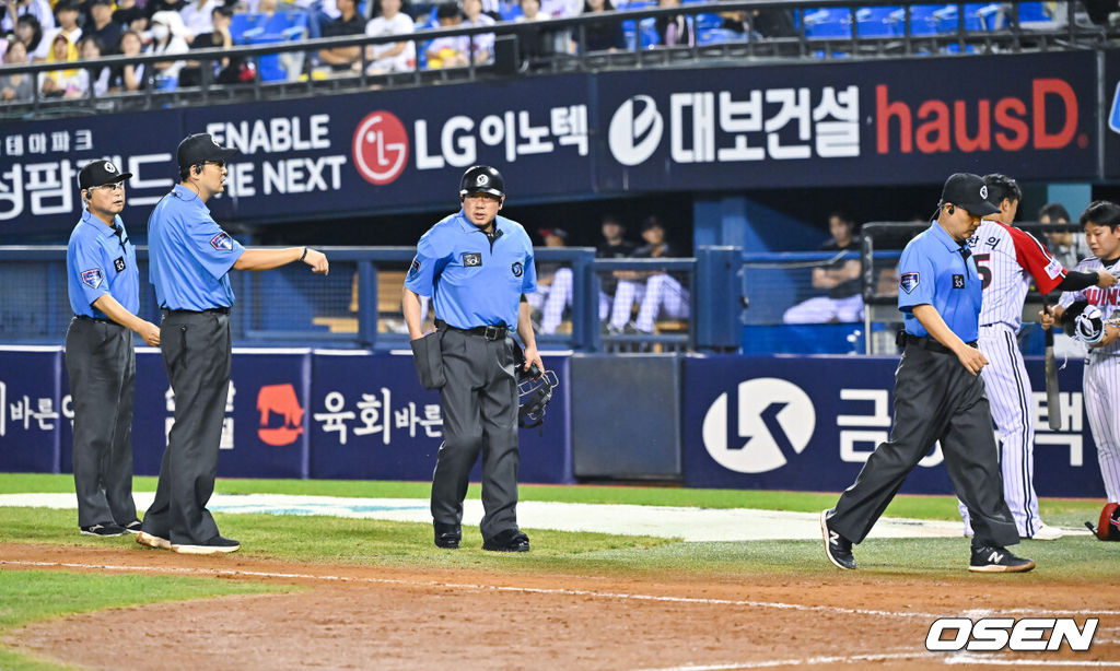 16일 서울 잠실야구장에서 2026 신한 SOL KBO리그 LG 트윈스와 SSG 랜더스의 경기가 열렸다.이날 LG는 카라스코를, SSG는 아빌라를 선발로 내세웠다.7회말 부상 당한 함지웅 구심 대신 김성철 대기심이 그라운드로 나서고 있다 . 2026.08.16 / soul1014@osen.co.kr