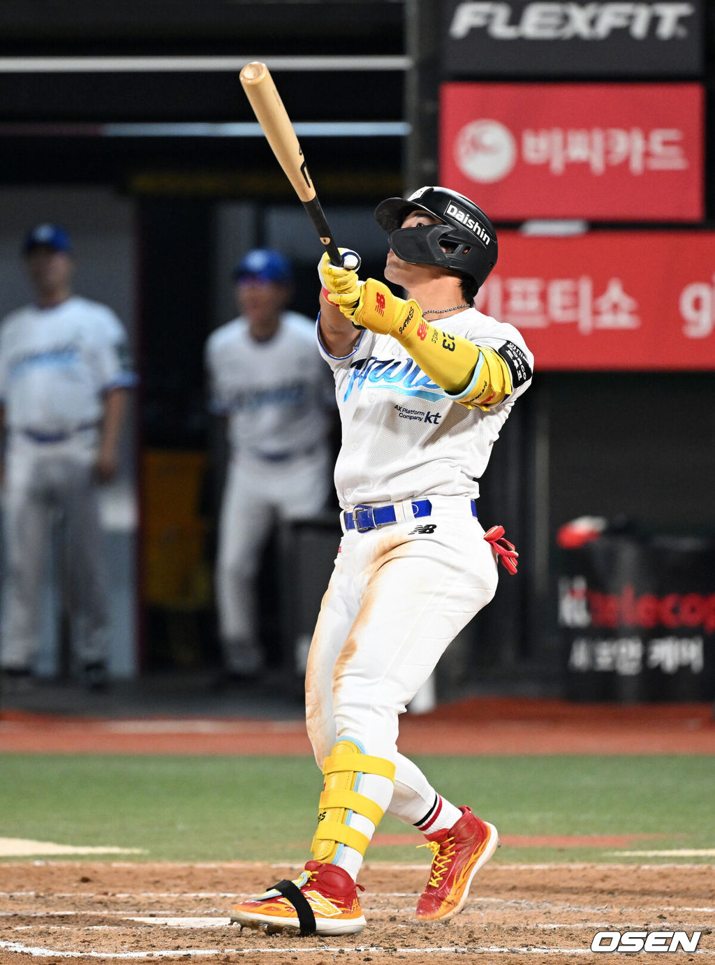 16일 수원 KT위즈파크에서 ‘2026 신한 SOL Bank KBO리그’ KT 위즈와 키움 히어로즈의 경기가 열렸다.KT는 로건, 키움은 김윤하를 선발로 내세웠다.7회말 무사에서 KT 안현민이 좌월 솔로 홈런을 치고 있다. 2026.08.16 /sunday@osen.co.kr