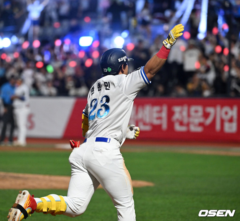 16일 수원 KT위즈파크에서 ‘2026 신한 SOL Bank KBO리그’ KT 위즈와 키움 히어로즈의 경기가 열렸다.KT는 로건, 키움은 김윤하를 선발로 내세웠다.7회말 무사에서 KT 안현민이 좌월 솔로 홈런을 치고 그라운드를 돌고 있다. 2026.08.16 /sunday@osen.co.kr