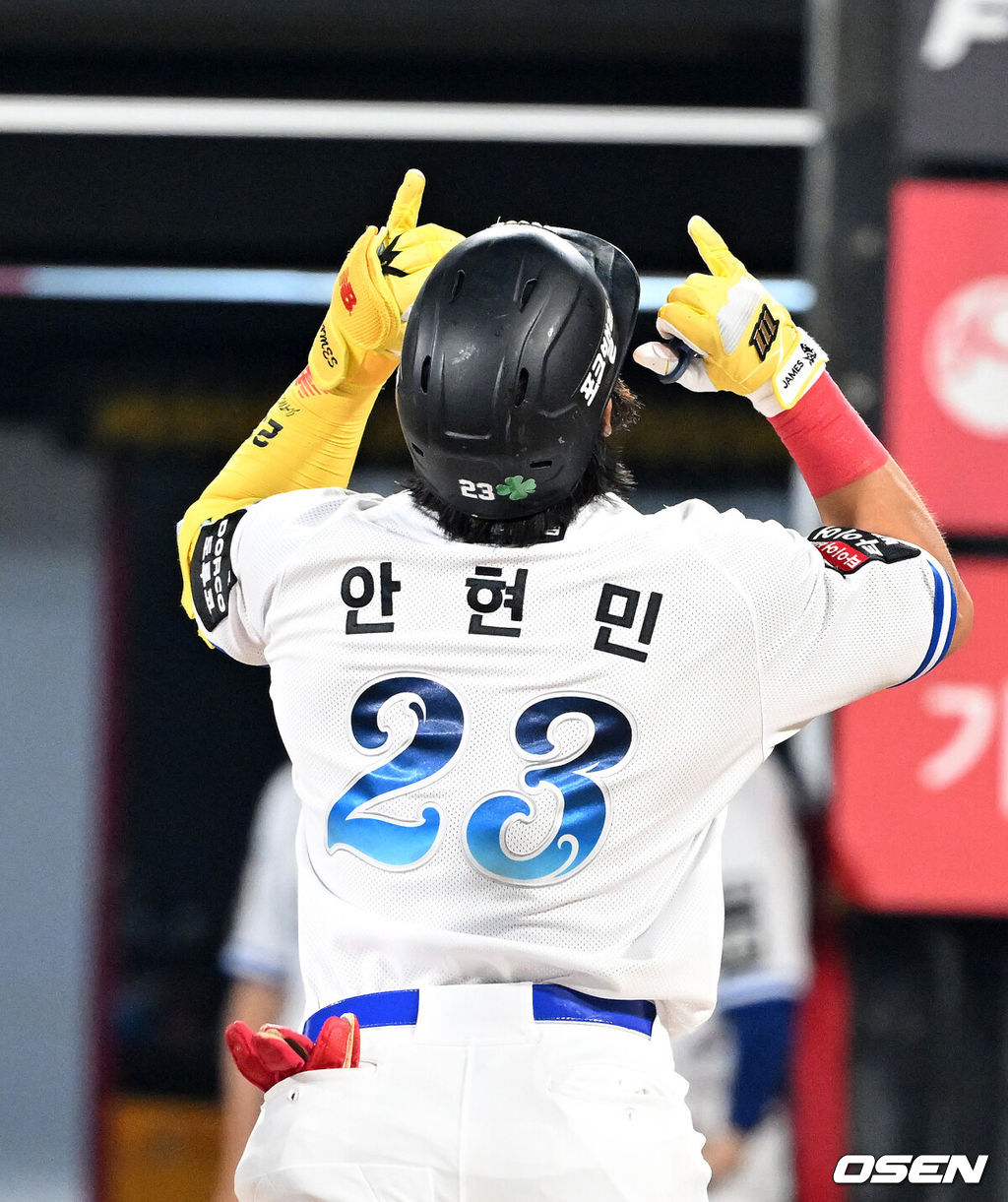 16일 수원 KT위즈파크에서 ‘2026 신한 SOL Bank KBO리그’ KT 위즈와 키움 히어로즈의 경기가 열렸다.KT는 로건, 키움은 김윤하를 선발로 내세웠다.7회말 무사에서 KT 안현민이 좌월 솔로 홈런을 치고 환호하 있다. 2026.08.16 /sunday@osen.co.kr