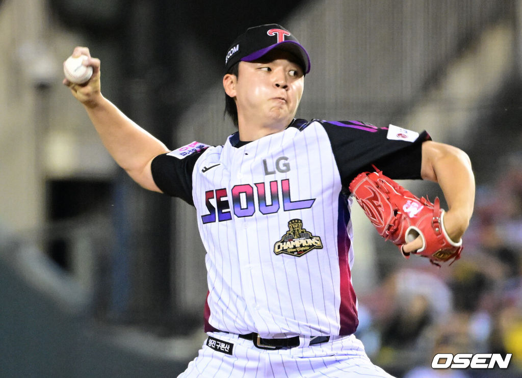 22일 서울 잠실야구장에서 ‘2026 신한 SOL Bank KBO리그’ LG 트윈스와 키움 히어로즈의 경기가 열렸다.홈팀 LG는 이정용, 방문팀 키움은 로젠버그를 선발로 내세웠다. 9회초 LG 이민호가 역투하고 있다. 2026.05.22 /cej@osen.co.kr