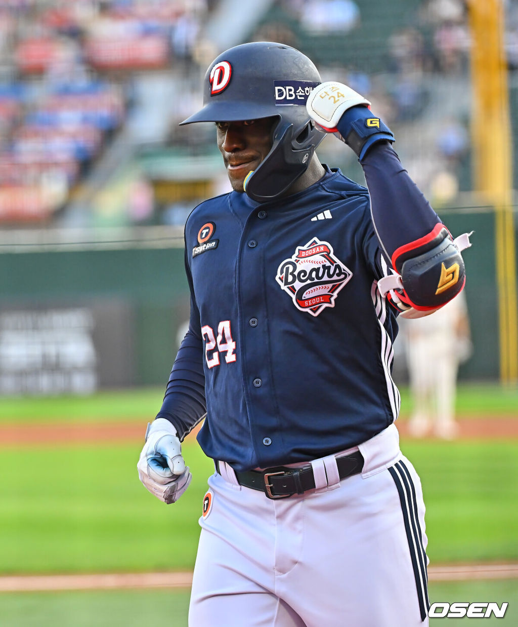 9일 부산 사직야구장에서 2026 신한 SOL KBO 리그 롯데 자이언츠와 두산 베어스의 경기가 열렸다. 홈팀 롯데는 나균안이, 방문팀 두산은 곽빈이 선발 출전했다.두산 베어스 카메론이 1회초 무사 1루 좌월 2점 홈런을 치고 세리머니를 하고 있다. 2026.06.09 / foto0307@osen.co.kr