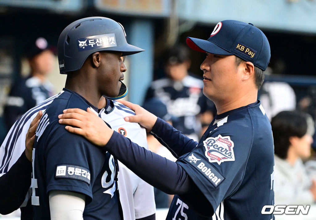 6일 서울 잠실야구장에서 2026 신한 SOL KBO리그 LG 트윈스와 두산 베어스의 경기가 열렸다.LG는 임찬규, 두산은 최승용을 선발투수로 내세웠다.경기에 앞서 두산 이진영 코치가 카메론과 이야기를 나누고 있다. 2026.05.06 / jpnews@osen.co.kr