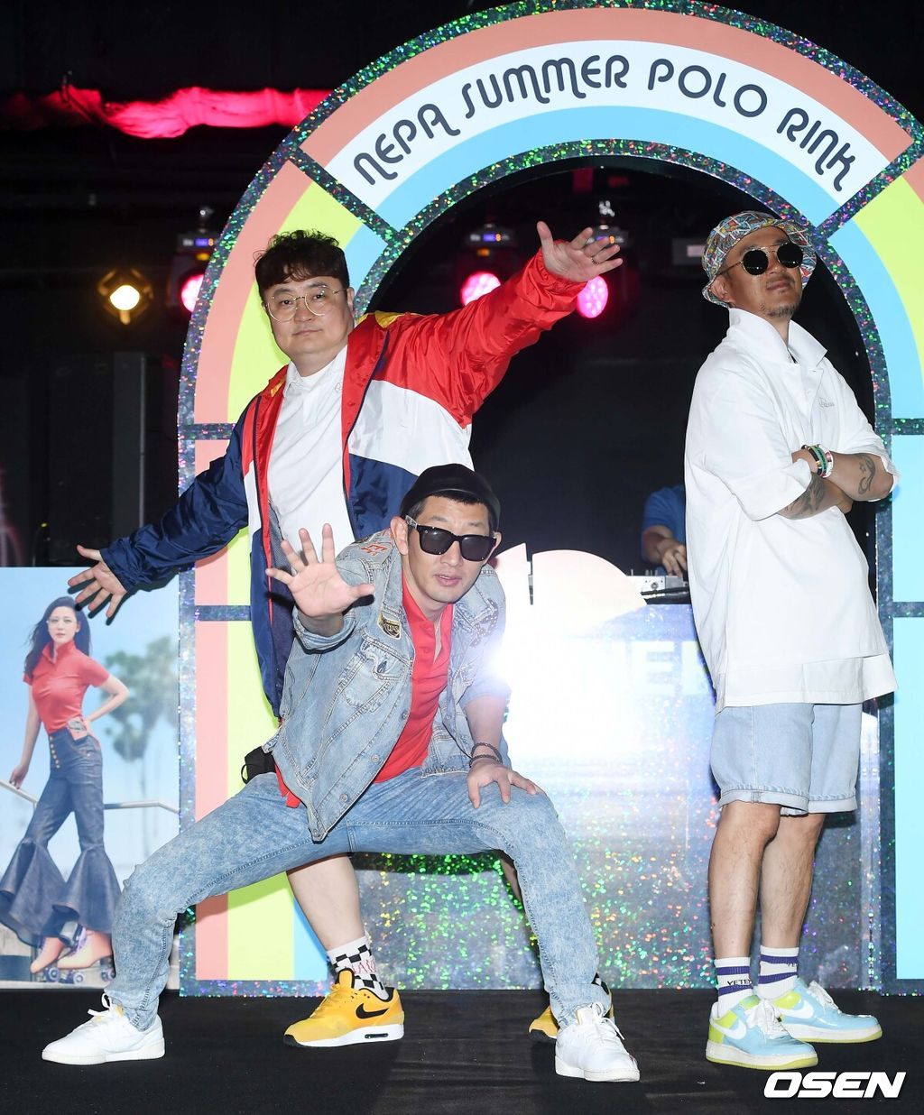 12일 오후 서울 서초구 잠원동 ‘롤러시티’에서 네파 썸머폴로 프레도 런칭 기념 ‘썸머 폴로 링크’ 소비자 행사가 진행됐다.90년대 초부터 수많은 히트곡으로 활동해 온 DJ DOC, 힙합 아티스트 베이식과 함께 룰라의 김지현, 채리나가 행사에 참석해 자리를 빛냈다.80년대 후반부터 90년대 초반까지 패션은 물론 문화 트렌드를 주도했던 ‘로라장’을 컨셉으로 한 이번 이벤트는 추첨을 통해 뽑힌 약 300여명의 참가자들이 롤러스케이트를 직접 타며 다양한 프로그램을 즐겼다. DJ DOC가 포토월에서 포즈를 취하고 있다. /rumi@osen.co.kr